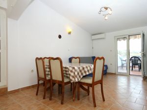 18321760-Ferienwohnung-5-Kustići-300x225-3