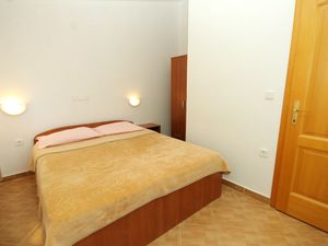 18322778-Ferienwohnung-4-Kustići-300x225-5