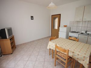 19126752-Ferienwohnung-4-Kustići-300x225-2