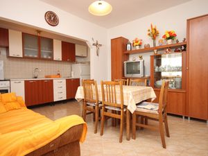 23929188-Ferienwohnung-8-Kustići-300x225-2