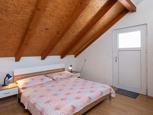 23945422-Ferienwohnung-6-Kučište-300x225-3