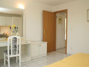 18321969-Ferienwohnung-4-Kučište-300x225-5