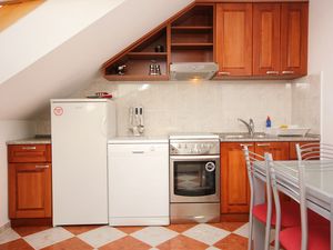 18510660-Ferienwohnung-6-Kučište-300x225-5