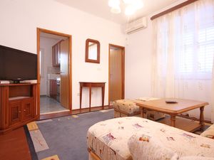 18511436-Ferienwohnung-7-Kučište-300x225-2