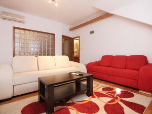 23930891-Ferienwohnung-6-Kučište-300x225-1