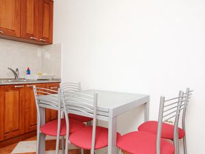 23930891-Ferienwohnung-6-Kučište-300x225-4