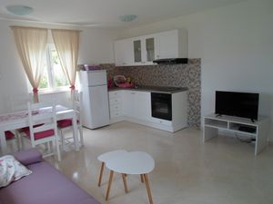 23930942-Ferienwohnung-4-Kučište-300x225-3