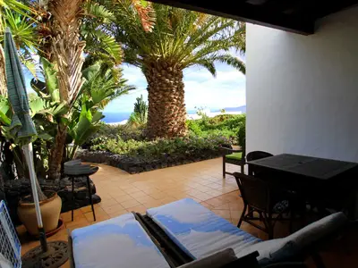 Terrasse. Terrasse mit Liegen und Meerblick