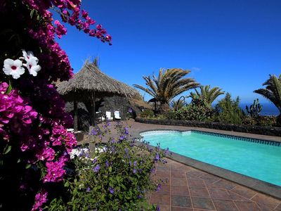 Pool. Poolterrasse mit Meerblick