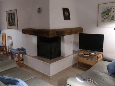 Sitzecke mit Ledersofas, TV und Kamin