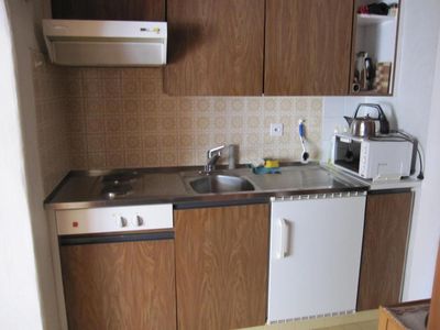In der Kochnische befinden sich zwei Kochplatten, ein Backofen, ein Kühlschrank, Wasserkocher und eine Kaffeemaschine. 