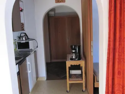 Die Bogen des Korridors sind schön geschwungen und geben den Blick frei auf einen der beiden Schränke.