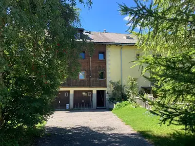 Haustüre zu den Wohnungen der Chesa Engel