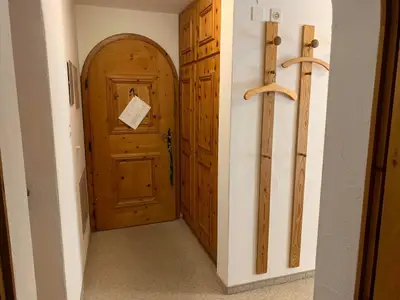 Wohnungseingang mit Einbauschrank und Garderobe