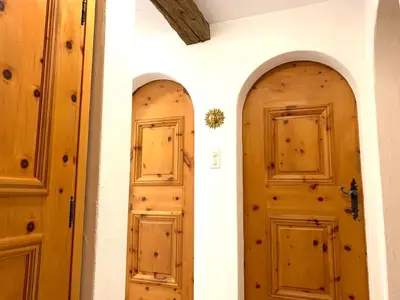 schöne, massive Arenholztüren zu den Schlafzimmern