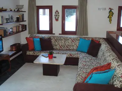 Gesamtansicht Wohnbereich mit dem geräumigen Ecksofa.