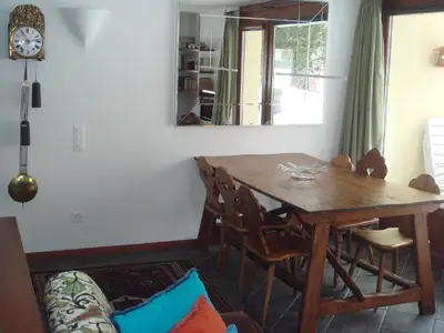 Ansicht Esstisch: ein antikes Exemplar mit 6 Stühlen. Der Tisch bietet bequem Platz für 6 oder mehr Personen.