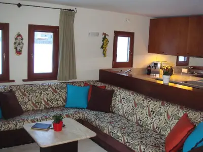 Blick in die Küche mit davor stehendem Sofa. Die Küche ist mit einer Granitplatte ausgestattet.