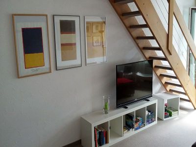 Wohnzimmer mit Treppe zum DG