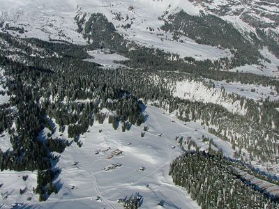 Grossaufnahme: Laax Pardatsch mit Flimserstein (Gleitschirmperspektive)