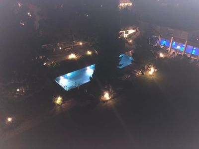 Sicht von Balkon auf Aussen Pool und Hallenbad beleuchtet kann bis 21:00 Uhr benutzt werden