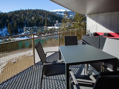 Grosser Balkon mit wunderbarem Blick auf die Berge und Skipisten