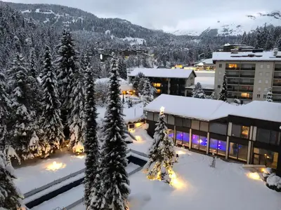 Sicht vom Balkon im Winter auf Berge, Aussen Pool und Hallenbad