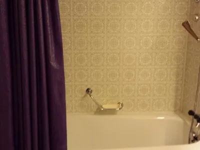 Seperates Badezimmer mit Badewanne