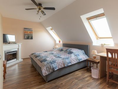 große gemütliche Schlafzimmer in der Ferienwohnung