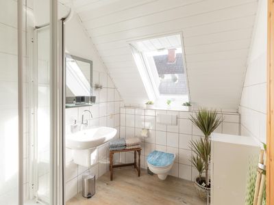 helles Badezimmer mit Dusche und WC im Obergeschoss