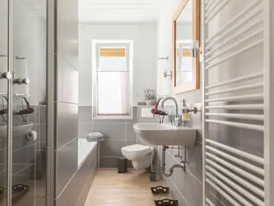 2. Badezimmer mit WC und WC im Erdgeschoss
