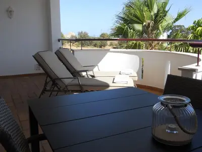 Balkon. Tisch und Liegen
