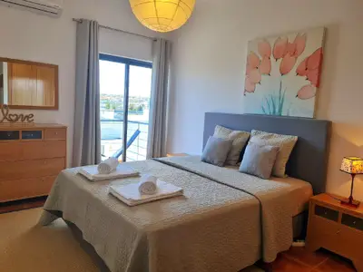 Schlafzimmer mit Doppelbett