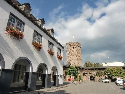 Stadtmauer mit Hexenturm und Saalhof