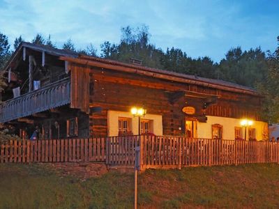 Waldlerhaus in der Abenddämmerung