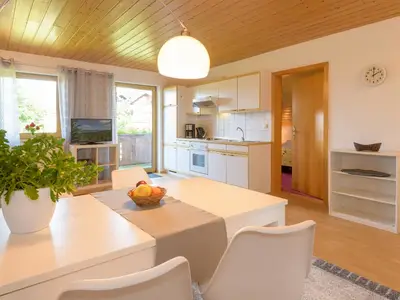 Küchenzeile mit Essecke