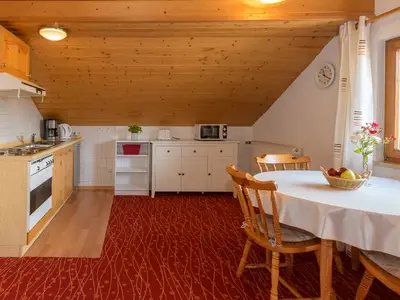 Küchenzeile mit Essecke