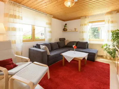 gemüliches Wohnzimmer mit SAT-TV