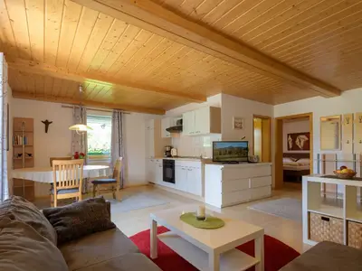 Küchenzeile und großer Wohn- u. Essbereich