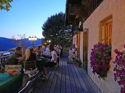 Waldlerhaus mit den ersten Gästen auf der Terrasse