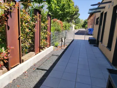 Eingang mit Fahrradständer