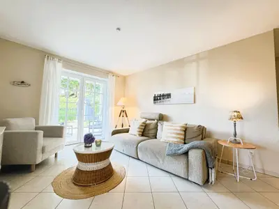 Wohnbereich mit Couch, Sessel, Wlan, TV und Terrassenzugang