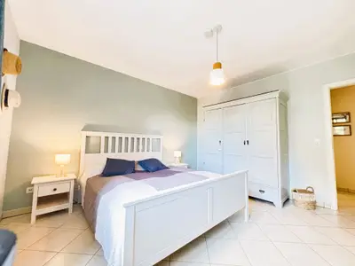 Schlafzimmer mit Doppelbett (2 x 80 cm Matratzen)