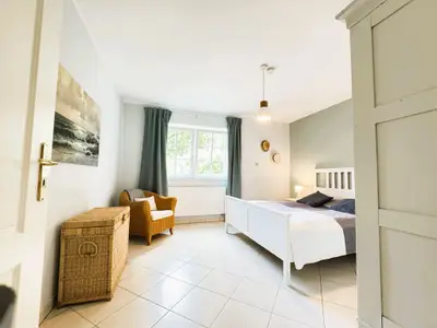 Schlafzimmer mit Doppelbett (2 x 80 cm Matratzen)
