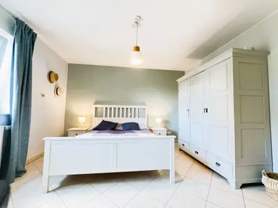 Schlafzimmer mit Doppelbett (2 x 80 cm Matratzen)