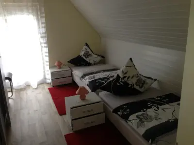 Schlafzimmer mit zwei Einzelbetten