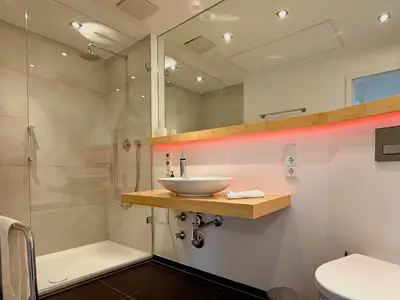 Dusche im Badezimmer