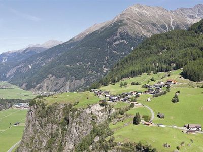 Burgstein im Sommer