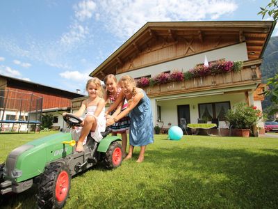 Kinder im Garten