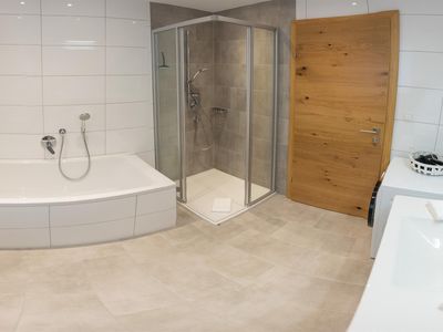 Badezimmer inkl. Badewanne und Dusche Weitwinkel